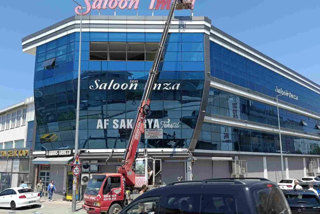 Salon İmza'nın Dış Cephe Temizliği Çınar Vera Temizlik Tarafından Profesyonel Olarak Tamamlandı
